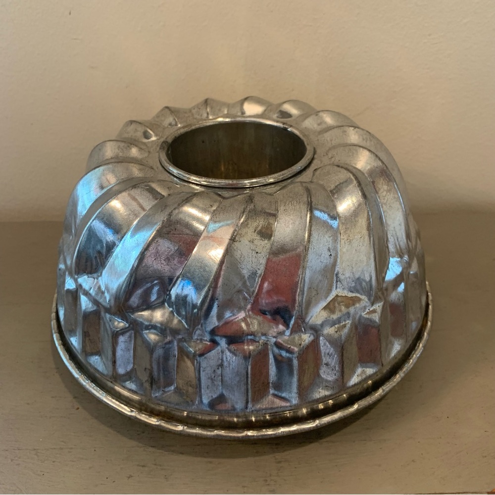 VTG 1950s Kaiser 9 Inch Fluted Aluminum Bundt Mold